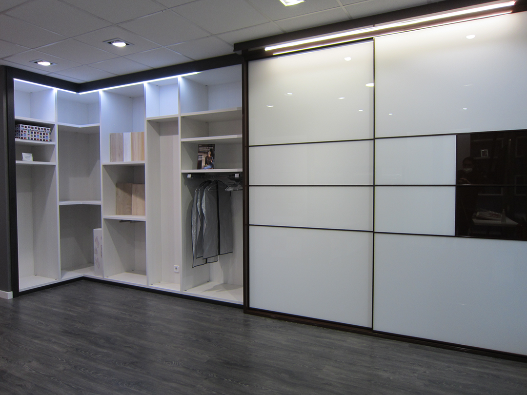Armario Puertas de Cristal y Vestidor Rincón